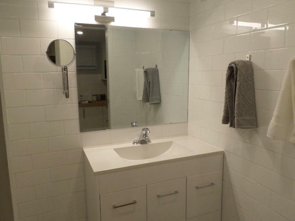 Fantastic And Modern Downtown 1-Bed Basement Apt., Parking Wi-Fi And Netflix Included Ottawa Dış mekan fotoğraf
